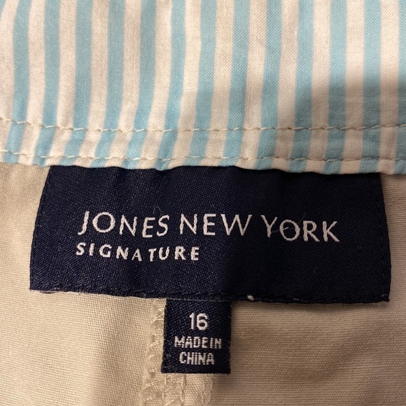 Womens Jones New York solid e beige cargo shorts size 16 - Picture 3 of 3